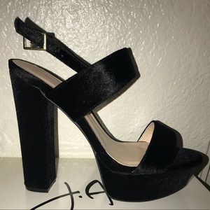 BLACK VELVET DOUBLE STRAPPED PLATFORM SHOE, size:8